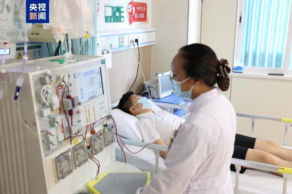 方舟配资 “救人要紧” 多年间这对父子共献血超396次