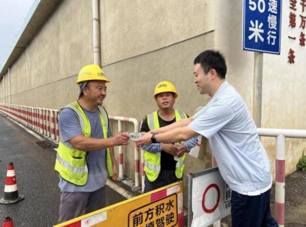 乾鑫配资 合肥水务集团：“一瓶水・传递爱”送清凉活动进行时