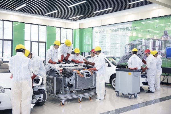 康乾配资 职业教育的三重价值：社会、经济与个人的共赢之路